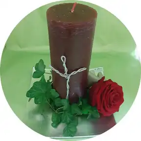 Candela  con rosa rossa