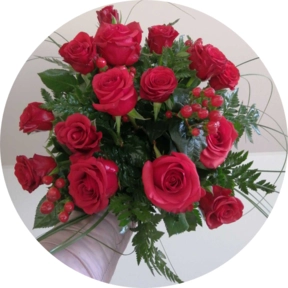 Rose rosse e bacche